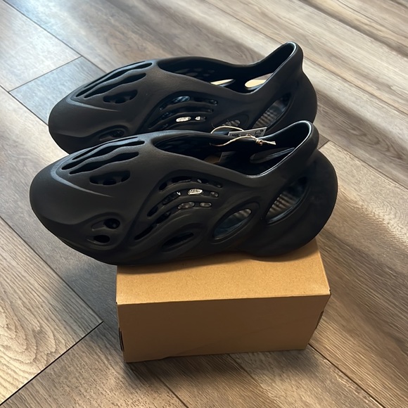 YEEZY FOAM RUNNER - Picture 3 of 9